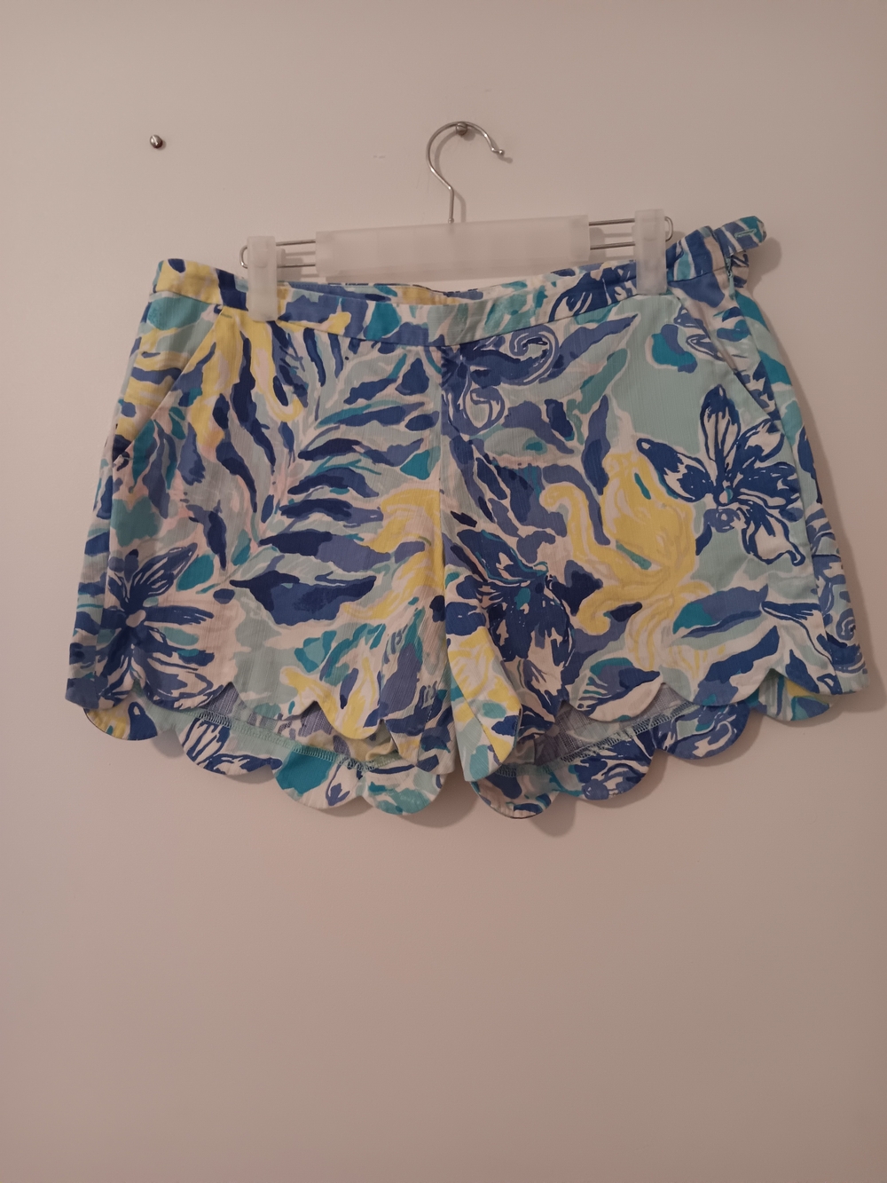 Lilly Pulitzer Magnolia Ylang Ylang Love Blue Yellow Scallop Hem Shorts Size 6 - Picture 2 of 6